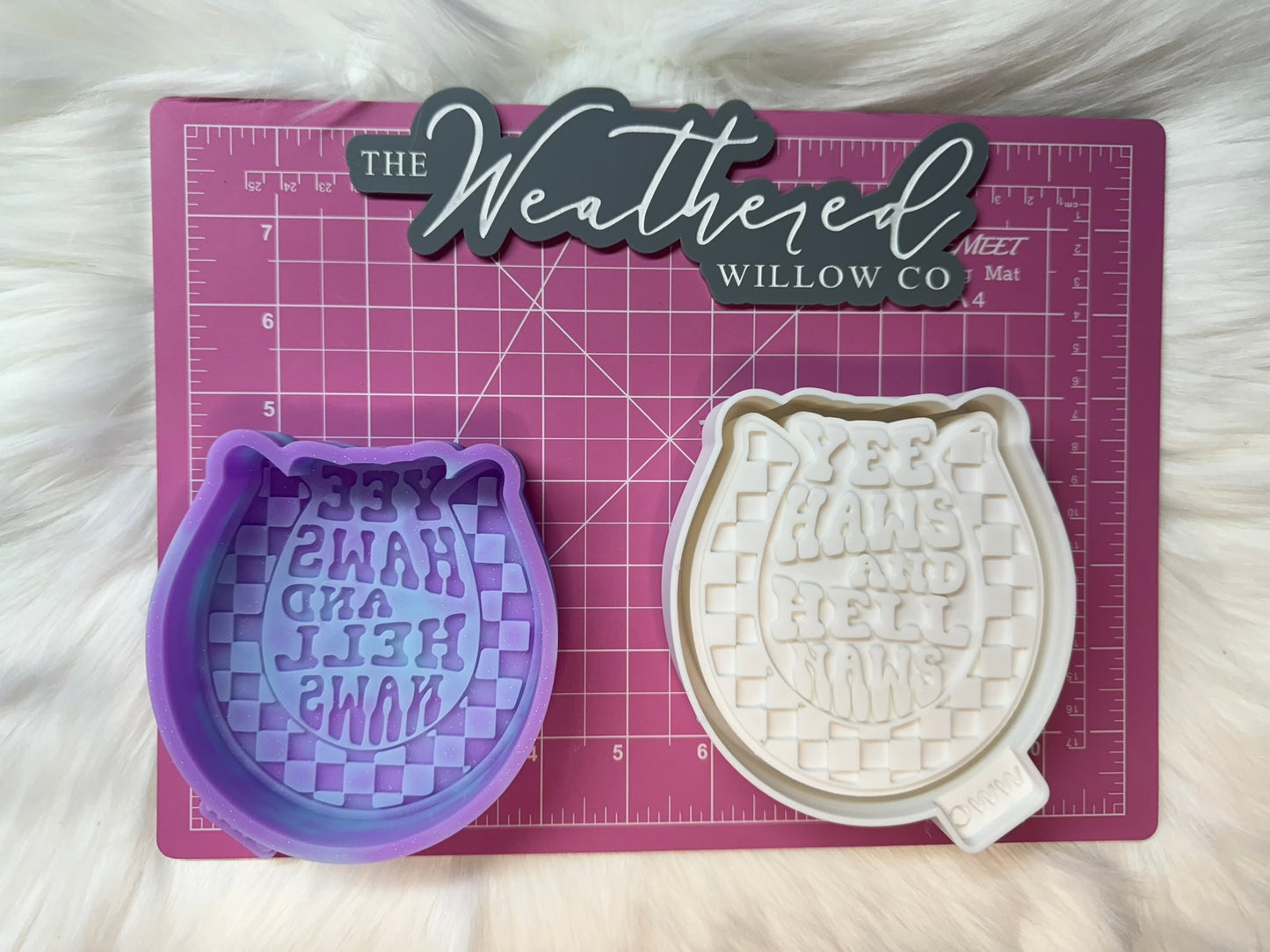 Yeehaws and hellnaws checkered horseshoe - Silicone Freshie Mold